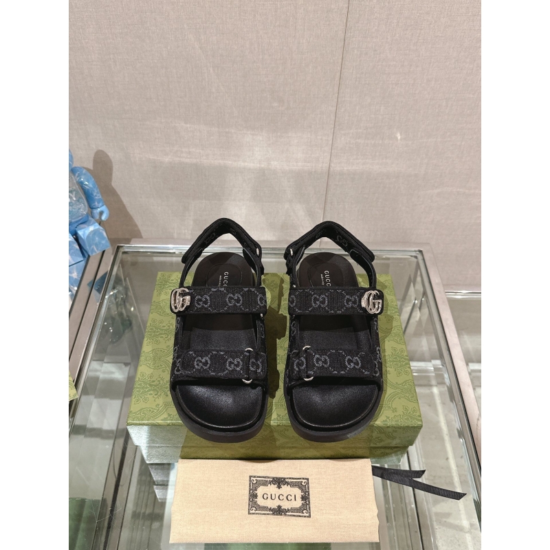 G*u*i sandals